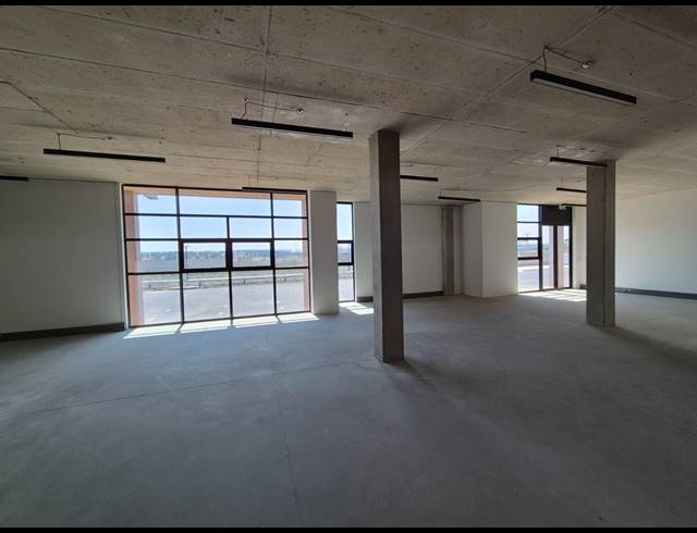 800M² WAREHOUSE TO LET IN LONGLAKE